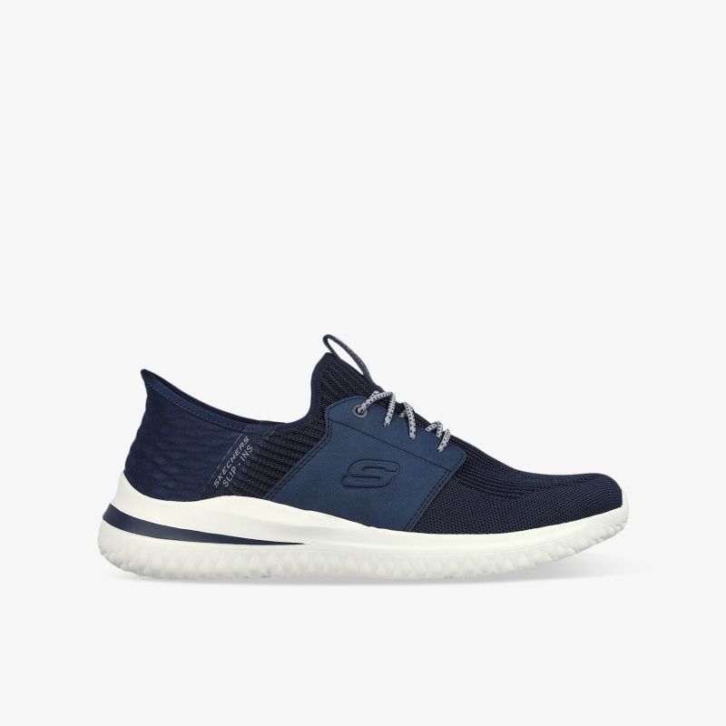 Seitliche Ansicht eines sportlichen blauen Sneakers mit flexibler weißer Sohle und atmungsaktivem Material