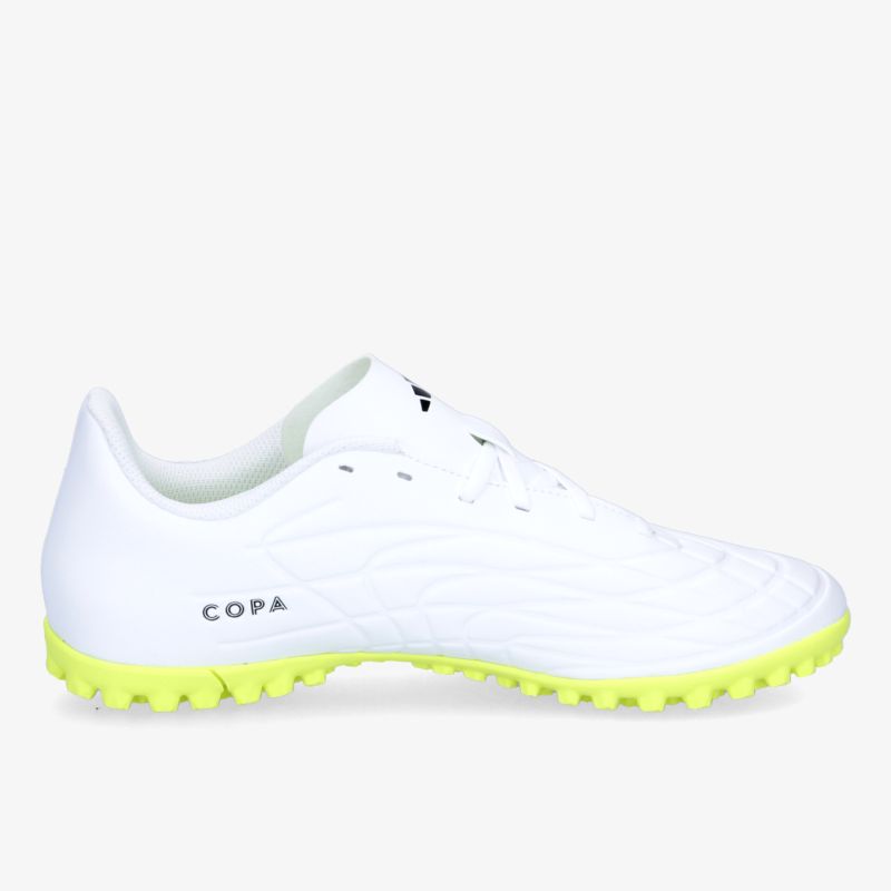 Leichte weiße Fußballschuhe mit leuchtend gelber Sohle bieten optimalen Komfort und Griffigkeit für Rasenplätze.