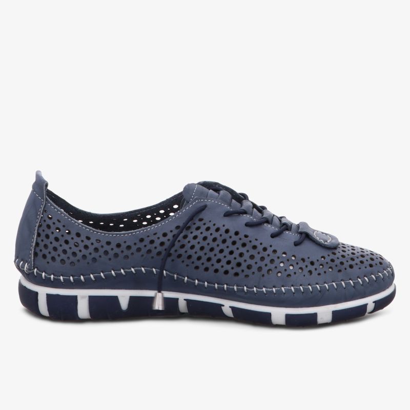 Eleganter Schuh mit atmungsaktiven Einsätzen und flexibler Sohle für optimalen Tragekomfort.