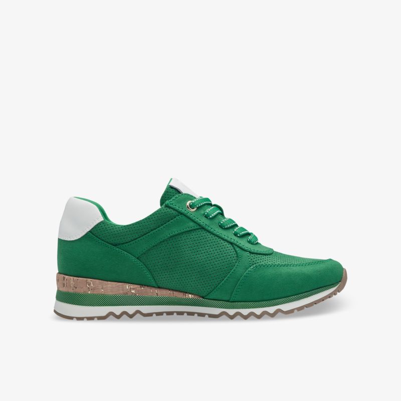 Grüner sportlicher Sneaker mit rutschfester Sohle und bequemer Passform in klarer seitlicher Ansicht