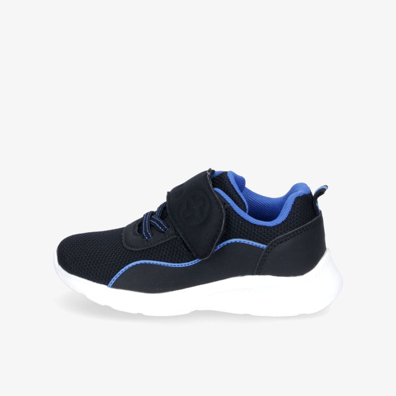 Moderner, bequemer Sneaker mit Klettverschluss und atmungsaktivem Material. Rutschfeste weiße Sohle.