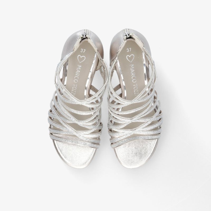 Elegante silberne Sandalen mit stilvollem Riemchendesign, perfekte Wahl für besondere Anlässe.