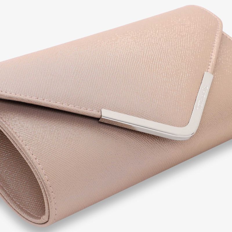 Elegante beigefarbene Clutch mit modernem Verschluss, ideal für stilvolle Anlässe