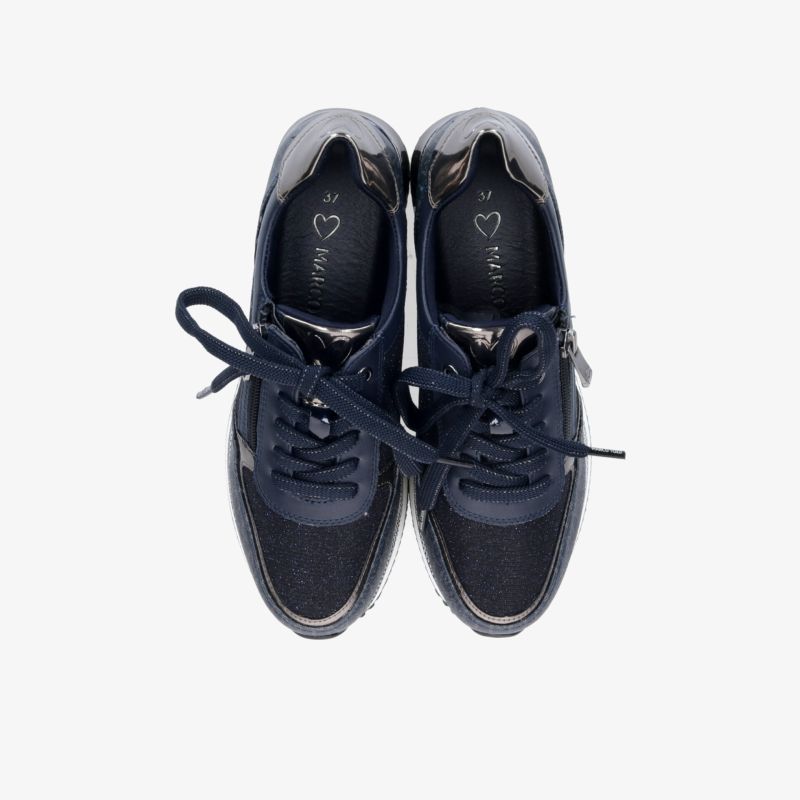 Schwarze Sneaker im Paar liegend, bequeme und strapazierfähige Sportschuhe mit rutschfester Sohle und modernem Design