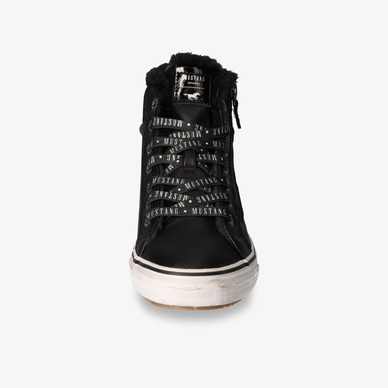 Modischer schwarzer Sneaker mit Schnürung und urbanem Look. Ideal für Komfort und trendigen Stil.