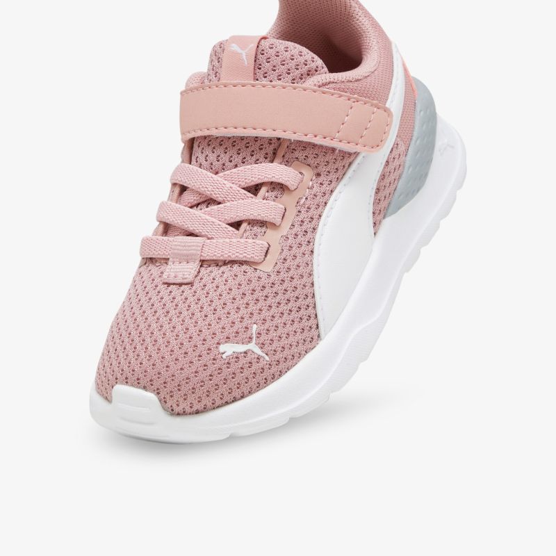 Stylischer pinker Sneaker mit Klettverschluss und luftdurchlässigem Meshmaterial für maximalen Komfort.