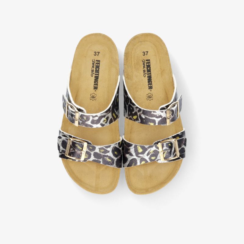 Offene Sandalen mit Leo-Muster, verstellbaren Schnallen und bequemem Fußbett ideal für sommerlichen Tragekomfort