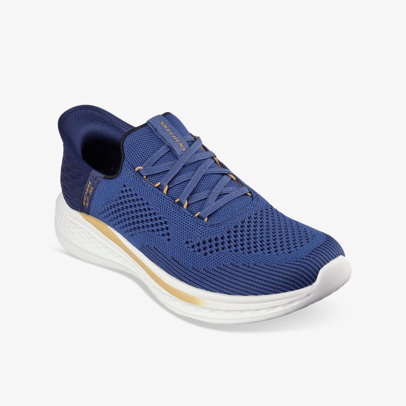 Leichter, atmungsaktiver blauer Sneaker mit flexibler Schnürung und rutschfester Sohle in schräger Vorderansicht