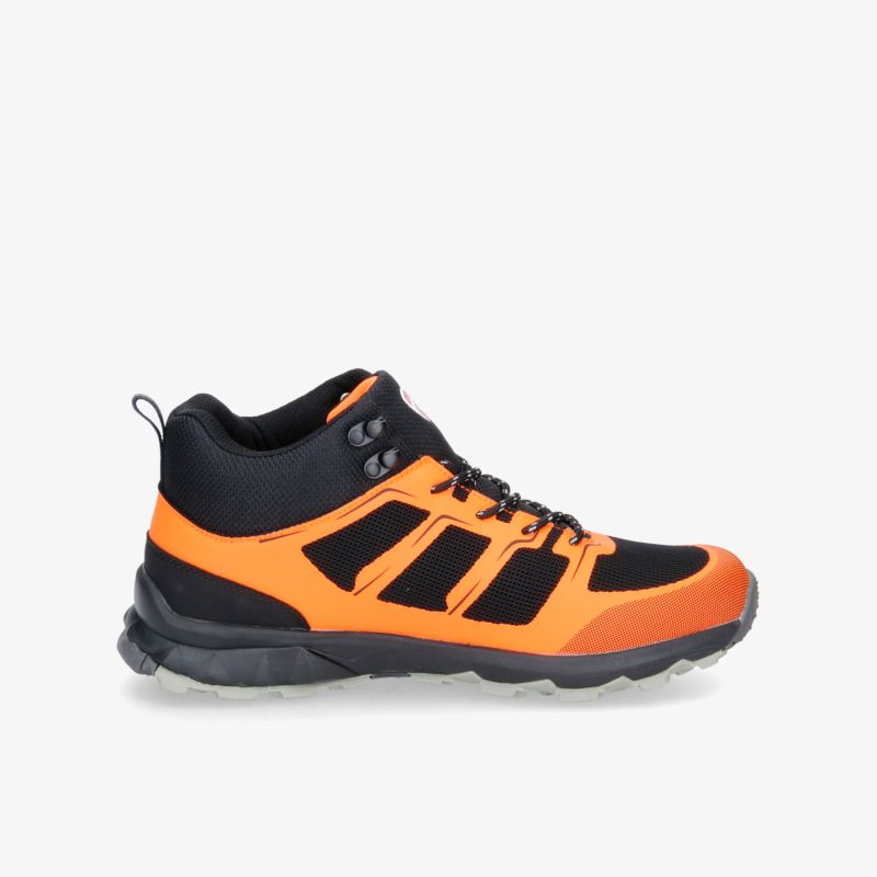 Hochwertiger, sportlicher Wanderschuh in orange und schwarz mit robuster Sohle und hervorragendem Halt.