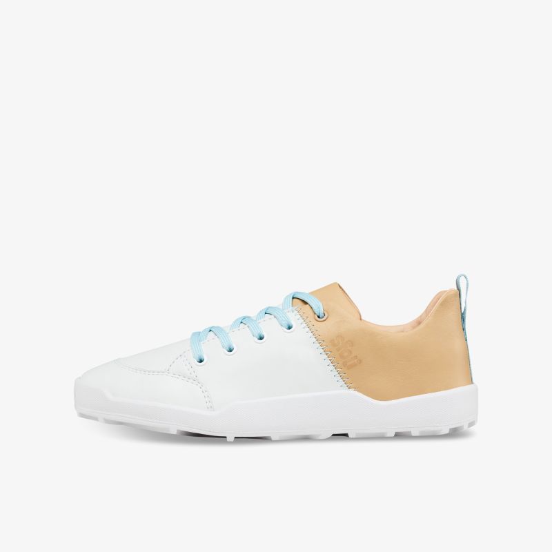 Stylischer Sneaker in Weiß mit farbigen Akzenten und robustem Design für vielseitige Alltagsanlässe.