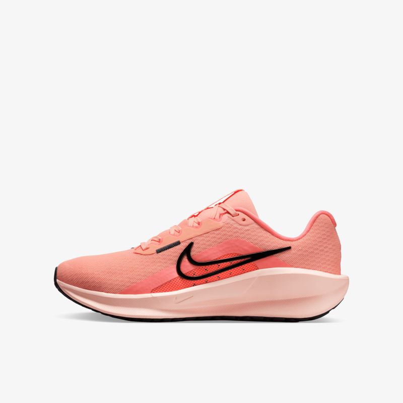 seitlich abgebildeter leichter Laufschuh in leuchtendem Orange mit schwarzem Logo und flexibler Sohle