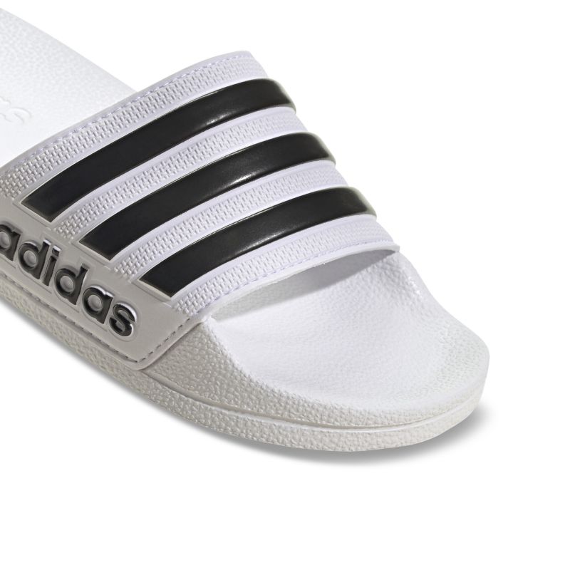 Bequeme und stylische Badeschlappen mit markanten Streifen und rutschfester Sohle.