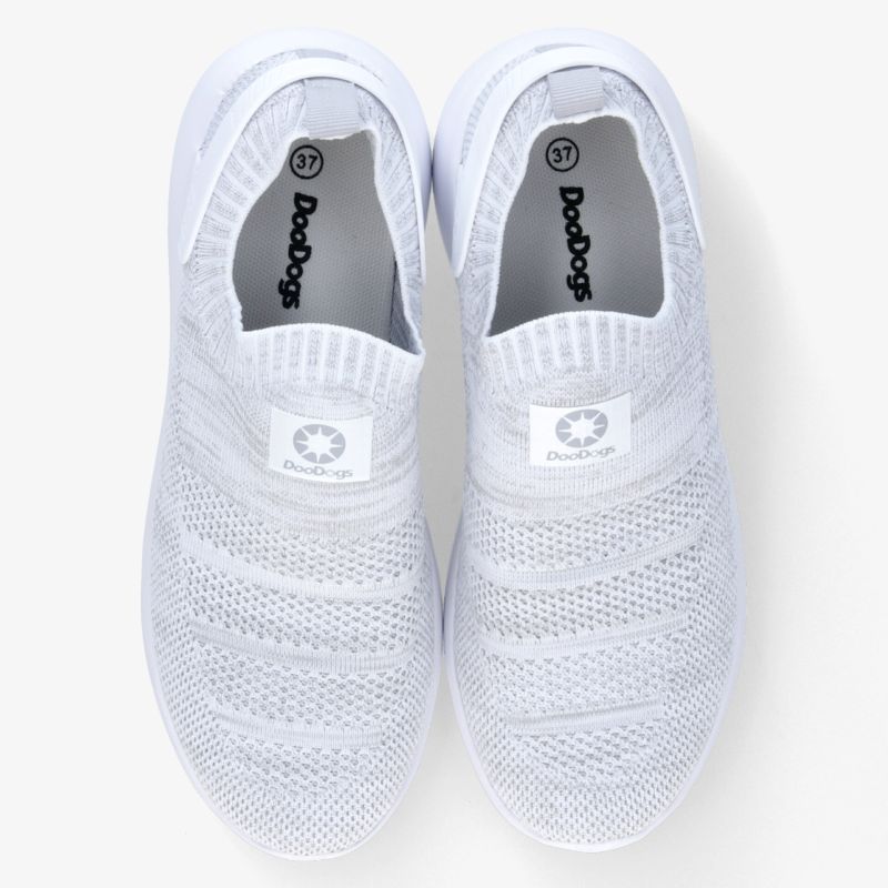 Leichte weiße Slip-On Sneaker aus atmungsaktivem, flexiblem Material für bequemen, sportlichen Tragekomfort