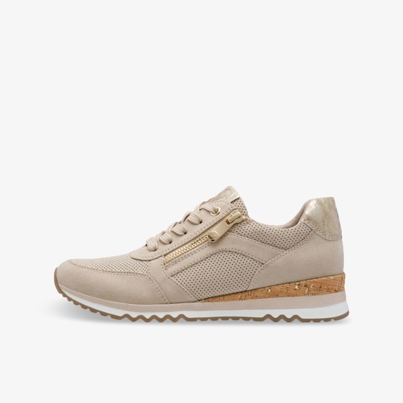 Beiger Sportschuh mit atmungsaktivem Material, leichter Konstruktion und flexibler, langlebiger Sohle in Seitenansicht