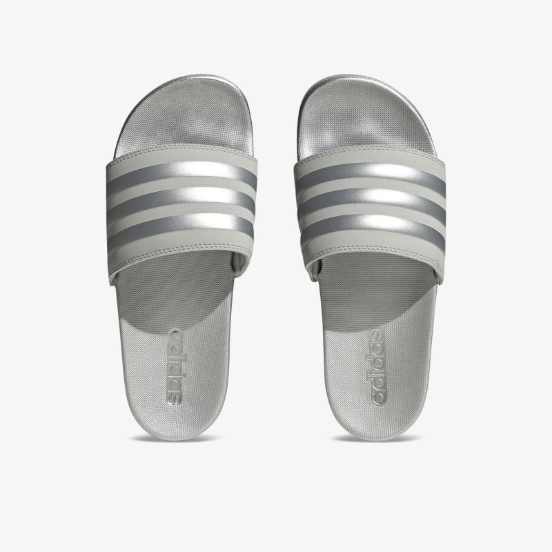 Silberne Slipper mit drei markanten Streifen für stilvolle Auftritte und optimalen Tragekomfort.