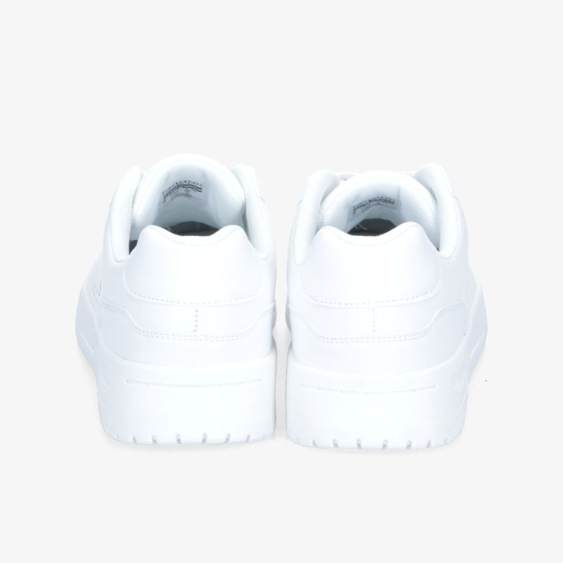 Weiße Sneaker mit minimalistischem Design und sportlichem Look für vielseitige modische Kombinationen.