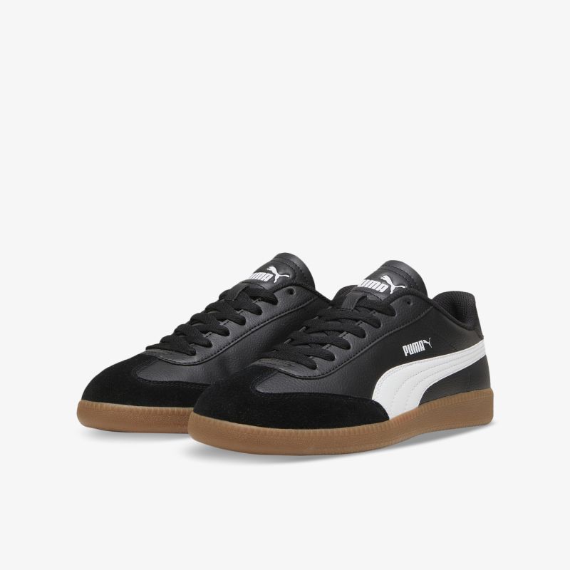 Schwarzer Sneaker mit weißem Logo und brauner rutschfester Gummisohle, sportlich und komfortabel