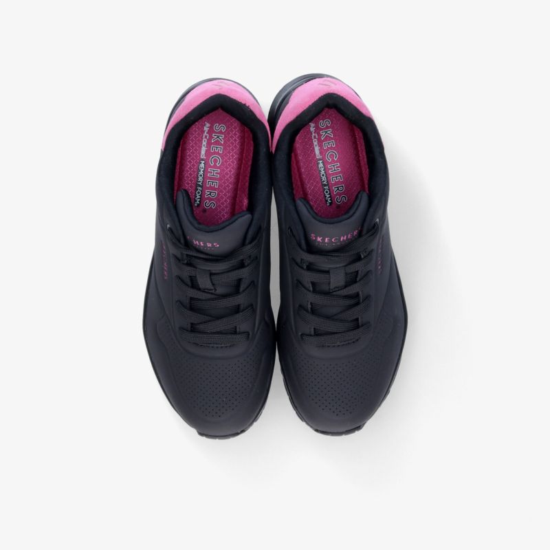 Bequeme, atmungsaktive Schuhe mit rutschfester Sohle und gepolstertem Einstieg im sportlichen Design, ideal für aktiven Alltag