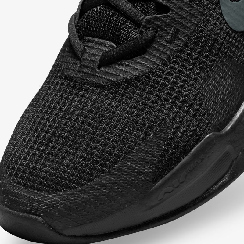 Schwarzer Sportschuh mit atmungsaktivem Mesh-Obermaterial und rutschfester Sohle für optimalen Komfort.