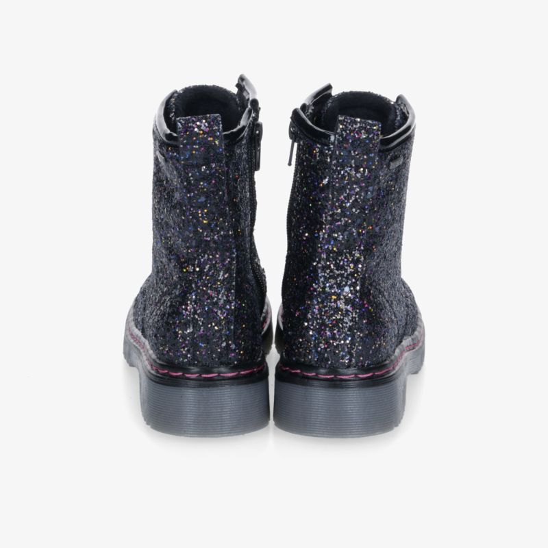 Glitzernde Schnürboots mit stabiler Sohle und modernem Design für stilbewusstes Auftreten.