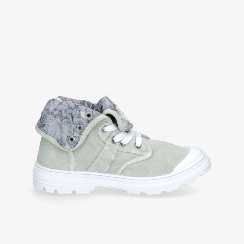 Leichter Sneaker mit seitlicher Ansicht und flexiblem, faltbarem Schuhkragen, komfortabel und sportlich gestaltet