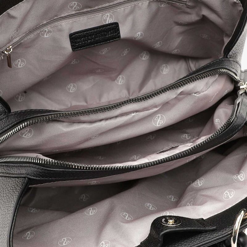 Elegante Tasche mit geräumigen Innenfächern und Reißverschluss für optimalen Stauraum und Organisation.