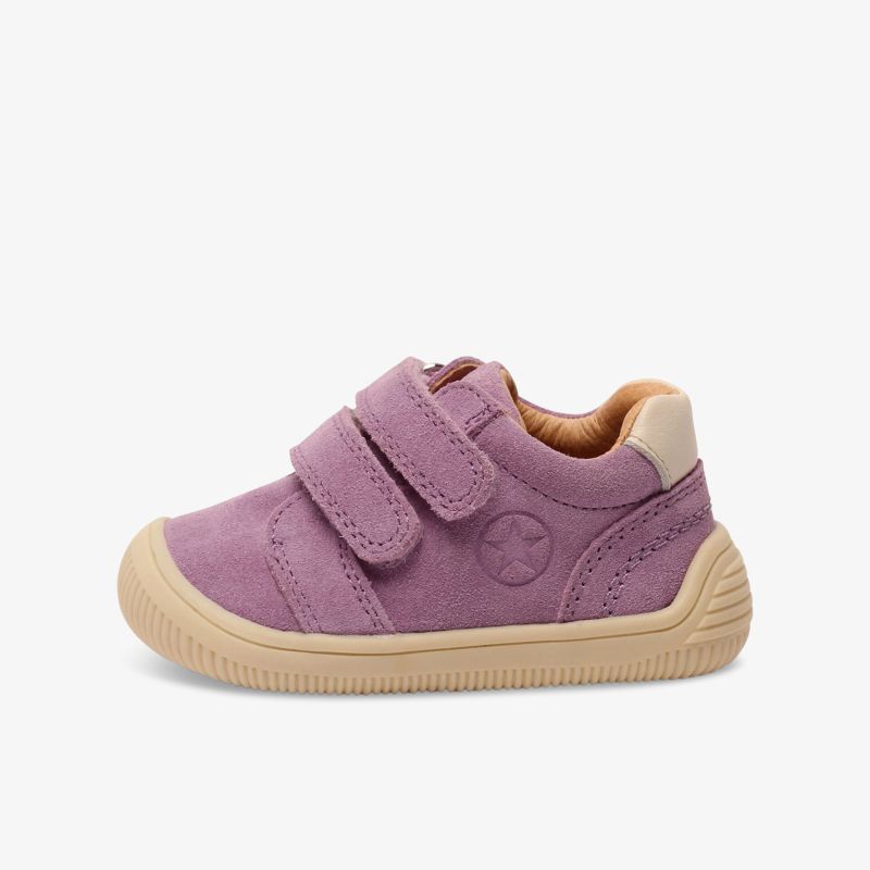 Bequeme lila Kinderschuhe aus Veloursleder mit praktischem Klettverschluss und rutschfester Gummisohle.