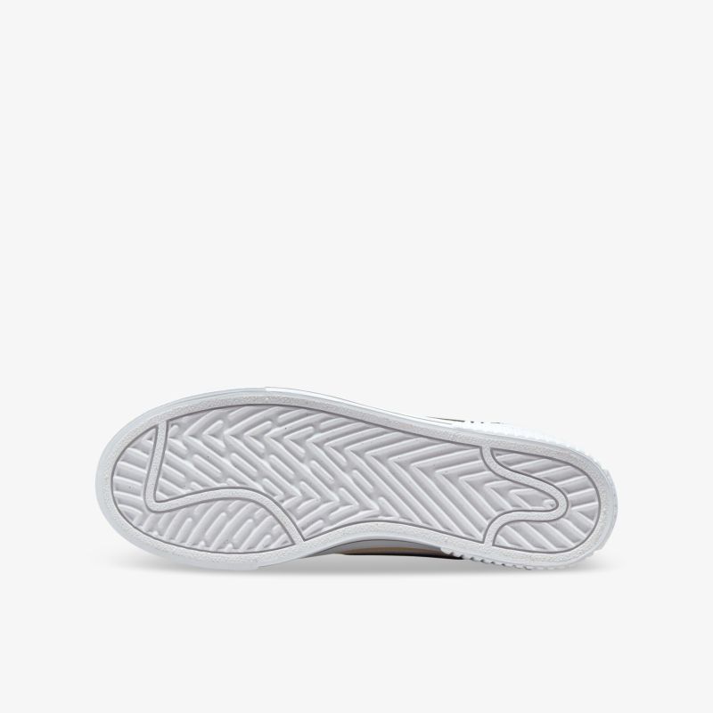 Robuste, rutschfeste weiße Sohle für optimalen Halt und Komfort.