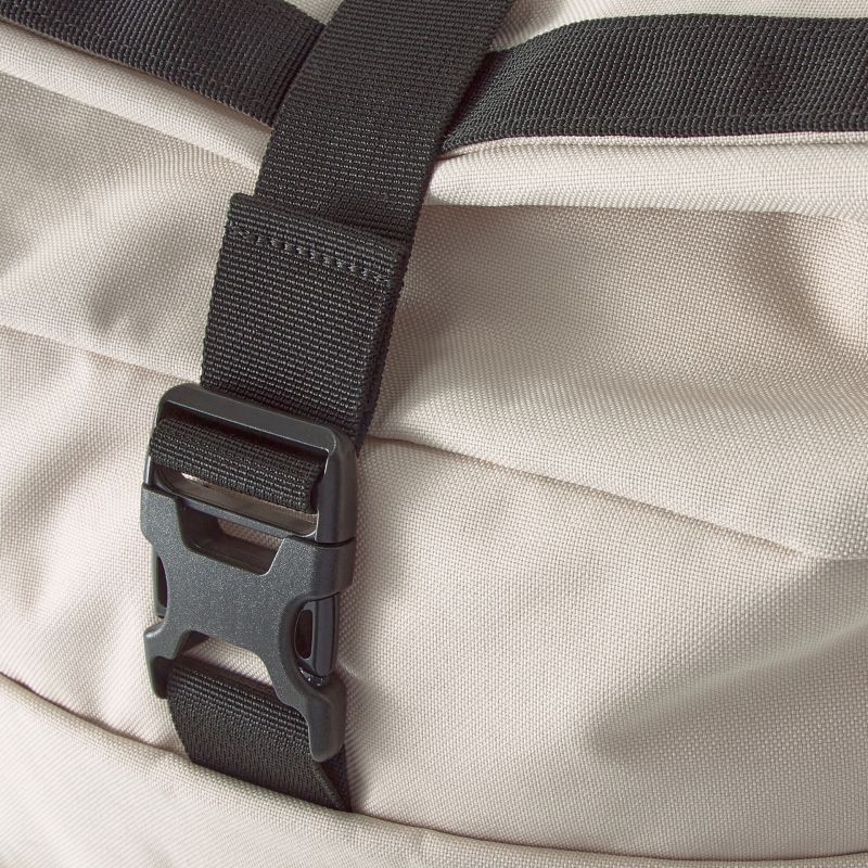 Detailaufnahme eines Rucksacks mit hochwertiger Verschlussschnalle und strapazierfähigem Material.