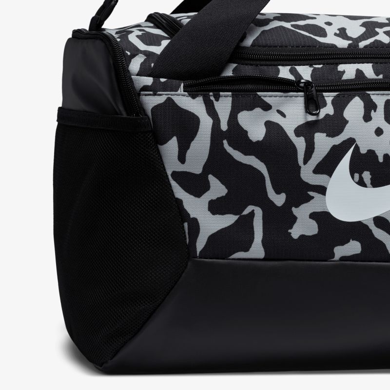 Robuste Sporttasche mit modernem Camouflage-Design, ideal für alle sportlichen Aktivitäten und Reisen.