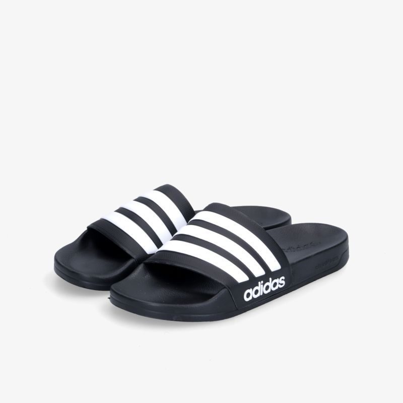 Schwarze Adidas Badelatschen mit drei weißen Streifen, sportliches Design, ideal für Freizeit und Komfort.
