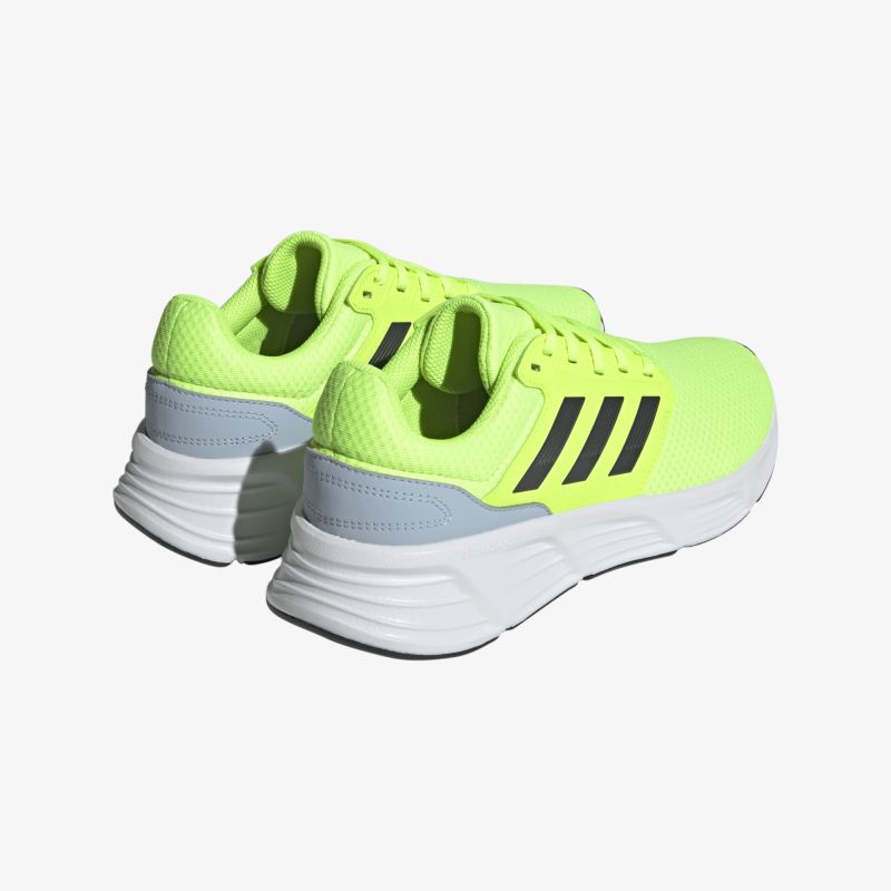 Neongelbe Sportschuhe mit rutschfester Sohle und modernem Design. Perfekt für Sport und Freizeit.