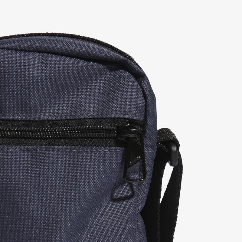 Kompakte Umhängetasche mit robustem Stoff und praktischem Reißverschluss, ideal für den Alltag geeignet.