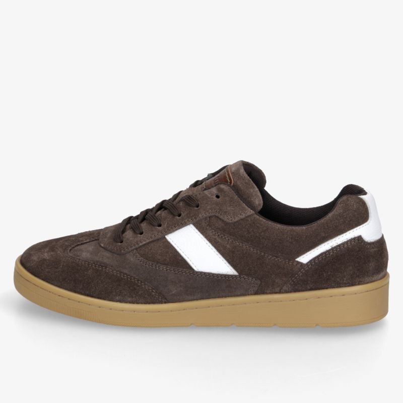 Seitliche Ansicht eines braunen Wildleder-Sneakers mit weißen Details und robuster Gummisohle