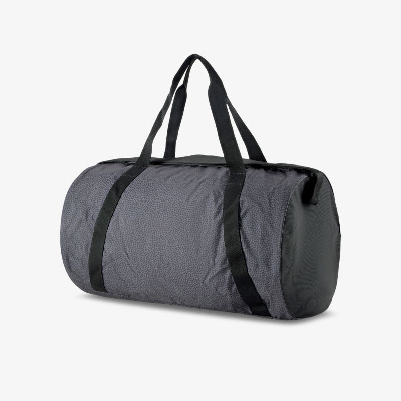 Robuste und geräumige Sporttasche in Schwarz mit praktischen Tragegriffen für vielseitige Einsatzmöglichkeiten.