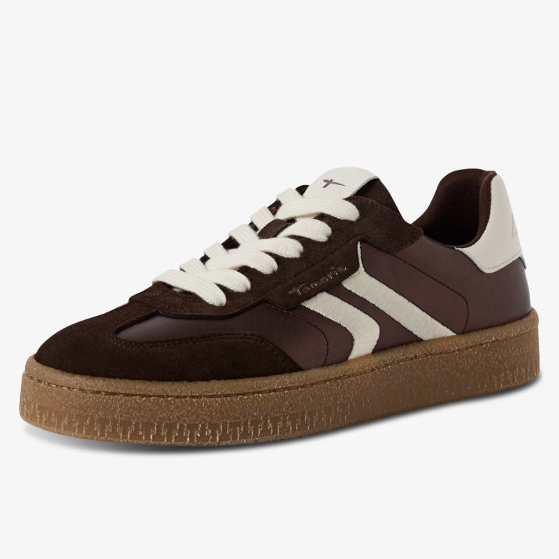 Modischer Sneaker in braun mit weißer Schnürung und robuster brauner Laufsohle, seitliche Ansicht