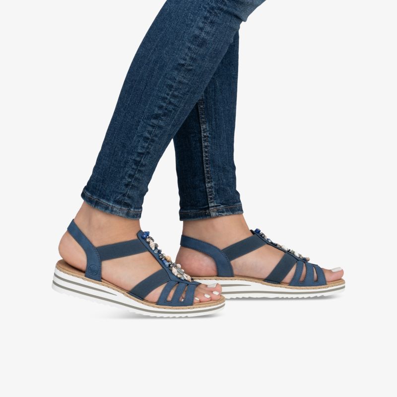 Bequeme blaue Sandalen mit verstellbaren Riemen und leichter, flexibler Sohle, getragen an den Füßen