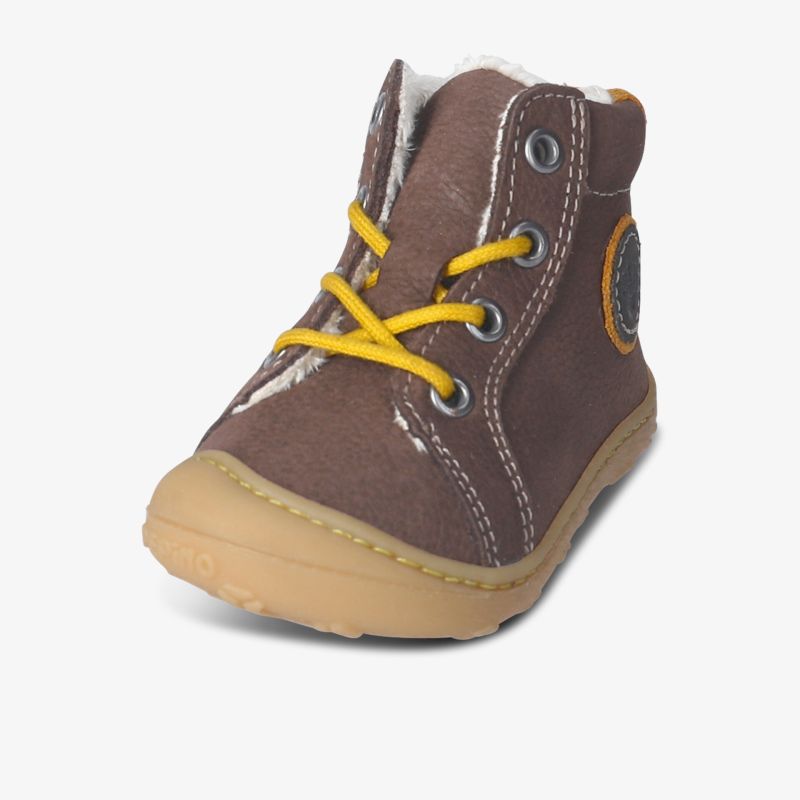 Cognacfarbener Kinderschuh mit gelben Schnürsenkeln und robuster Sohle für bequemen Halt
