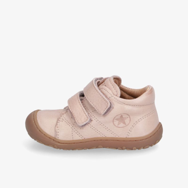 Bequemer beiger Schuh mit Klettverschluss und rutschfester Sohle für optimalen Halt und einfaches Anziehen.