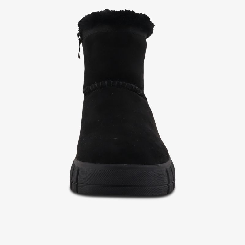 Warmer Stiefel mit weichem Material und flacher Sohle in klarer Frontansicht, bequem und elegant
