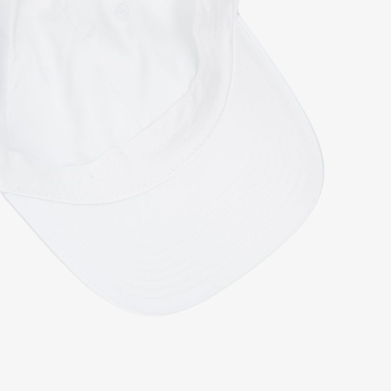 Stilvolle weiße Kappe mit klassischem Design, perfekt für vielseitiges Styling und bequemen Alltagskomfort.