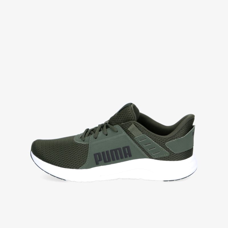 Moderner Puma Sneaker in Olivgrün mit weißer Sohle, perfekt für Sport und Freizeit.