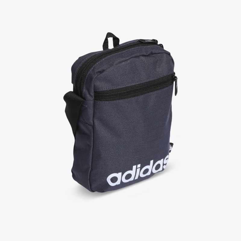 Kompakte Adidas Tasche in stilvollem Design mit praktischem Stauraum und robustem Material.