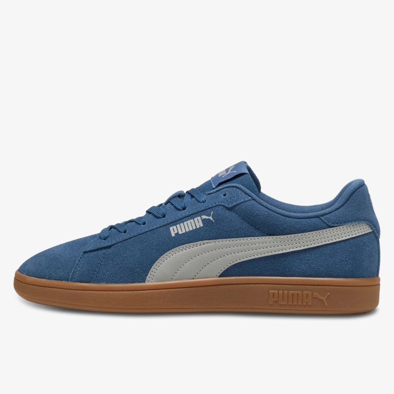 Seitliche Ansicht blauer Sneaker aus Veloursleder mit robuster Gummisohle und Puma Markenlogo