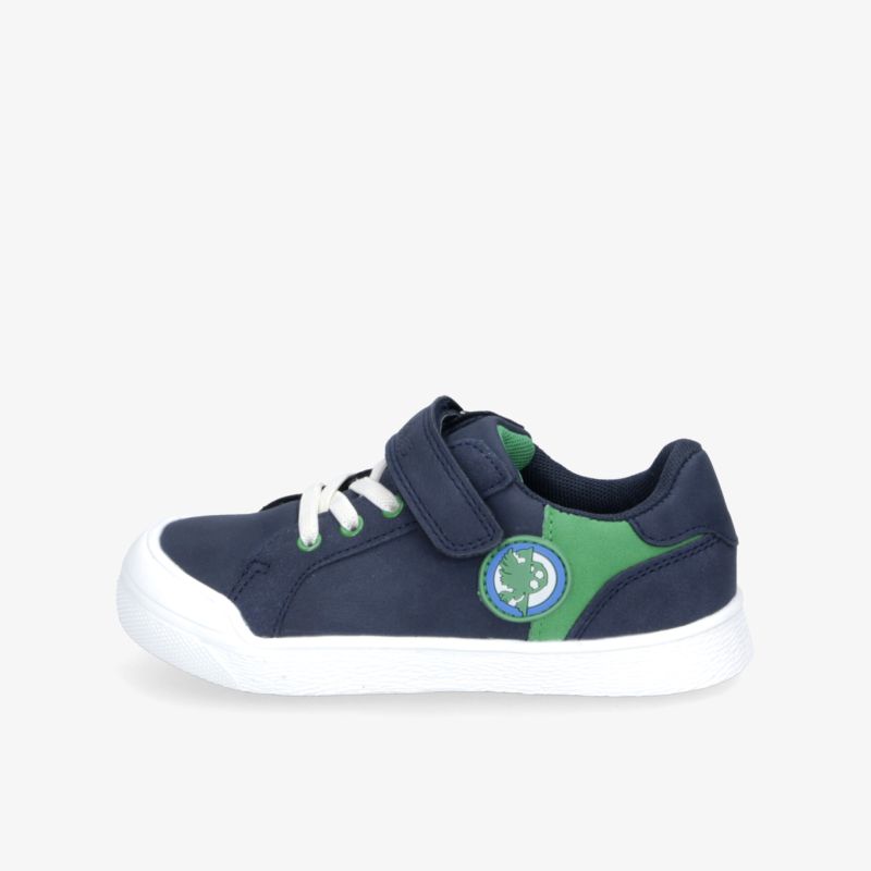Bequemer Kinderfreizeitschuh in Navy mit grünem Detail, weißer Sohle und sicherem Verschlussriemen