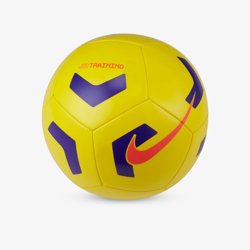 Robuster gelber Fußball mit markantem Design und optimalem Flugverhalten, perfekt für präzise Pässe.