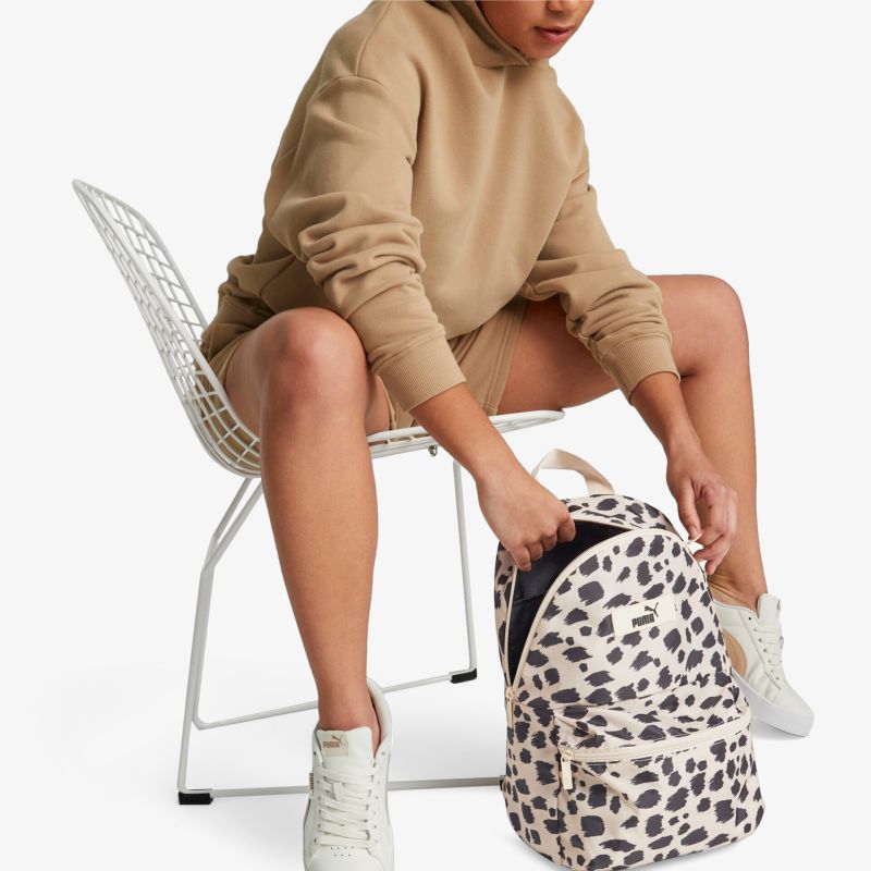 Moderner Rucksack mit stilvollem Leopardenmuster und praktischen Fächern für vielseitigen Einsatz