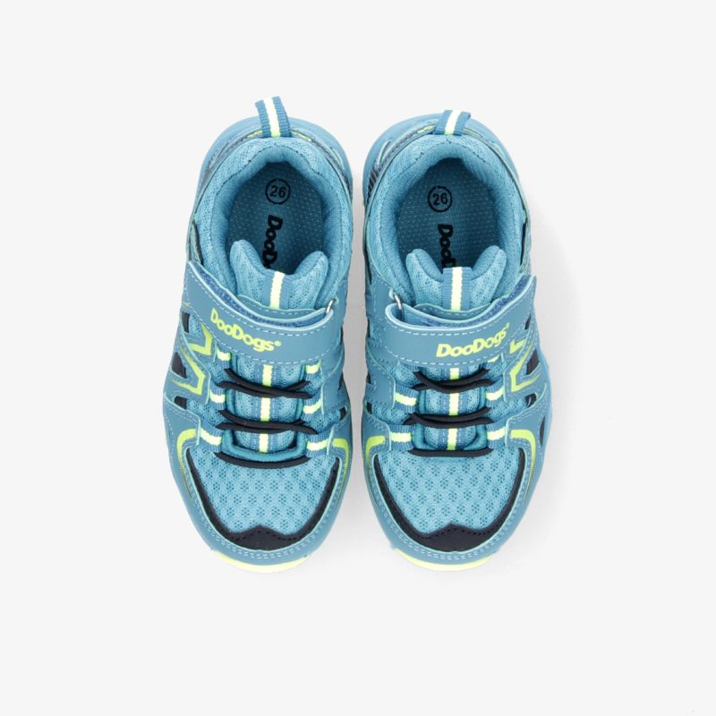 Blaue Sneaker mit Klettverschluss, ideal für sportliche Aktivitäten, bieten Komfort und sicheren Halt.
