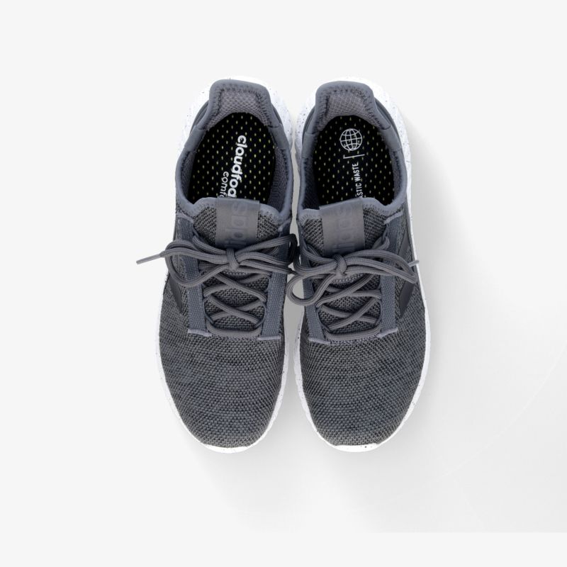 Komfortable graue Sneakers mit leichter und sportlicher Sohle für optimalen Halt und Atmungsaktivität.