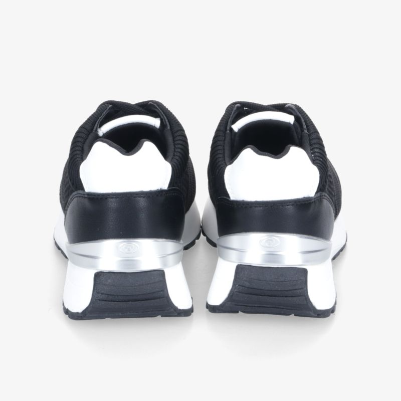 Rückansicht von sportlichen Schuhen mit stabiler Ferse und modernem Design in Schwarz und Weiß